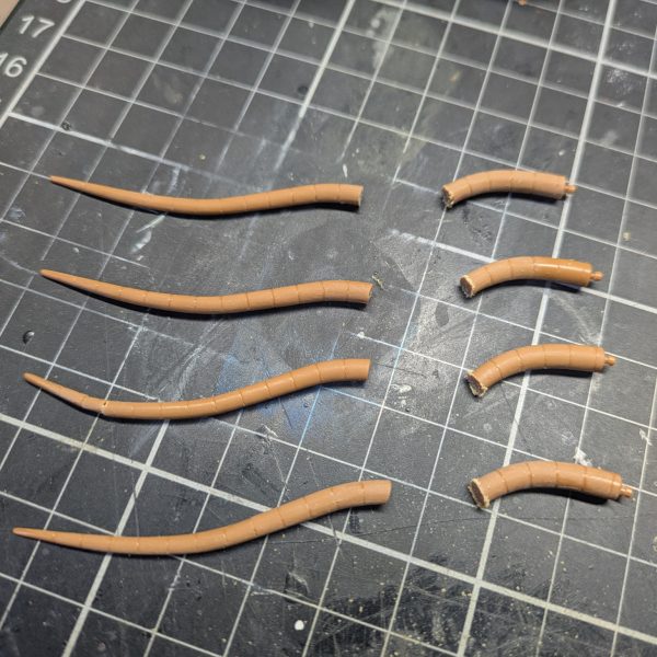 アッグガイ進捗✨️２日目腕部は塗り分けと組み立ての為の後ハメ加工を更に行いました👍️前腕部の凹凸スジボリの彫り直しが大変😅💦上腕は２ミリ程プラ板積層で延長。鞭はキットのままだとちょっと長い気がしたので設定イラスト並みに短くしました😏👍️（3枚目）