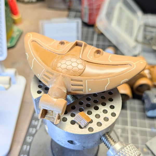 アッグガイ進捗👍️３日目。年末年始はまるっと仕事だったので、なかなか触れず💦パーツ分割はほぼ完了です。ヘッドパーツの取付穴を5ミリ程後方へズラして若干背が伸びました。旧キットなのでディテールは皆無😅ヘッドパーツを少々弄って口部のスリットパーツの作り替えやスジボリを行いました👍️（2枚目）