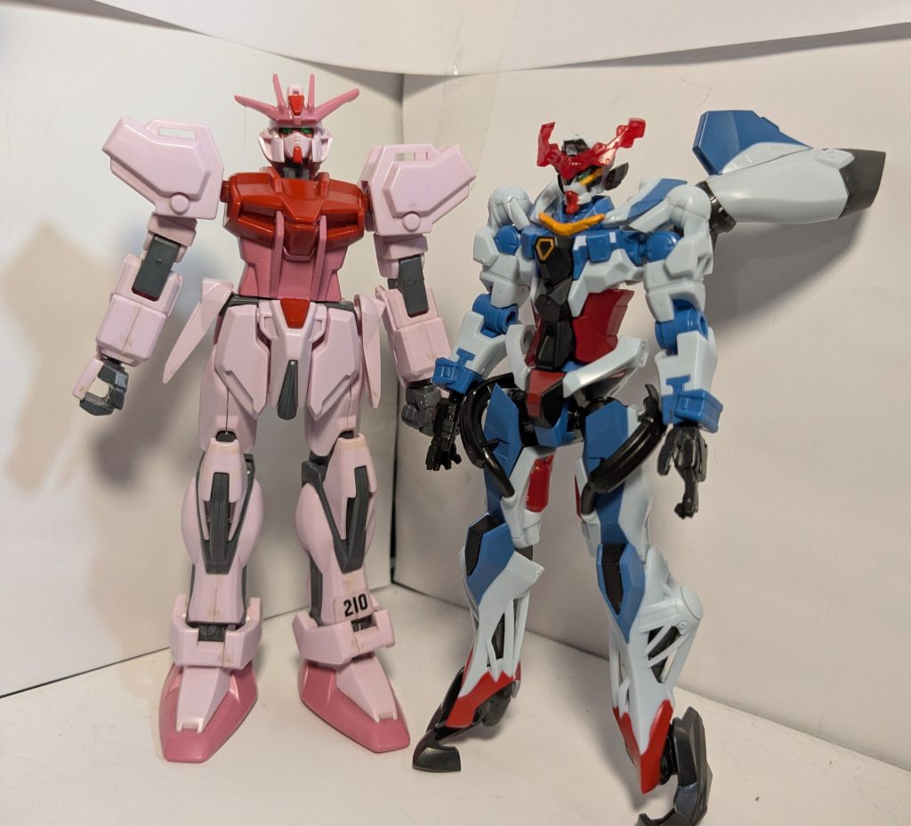 サイズ差比較②HGとの比較 高さはほぼ同じ、幅は全体的にシュッとしている感じです。