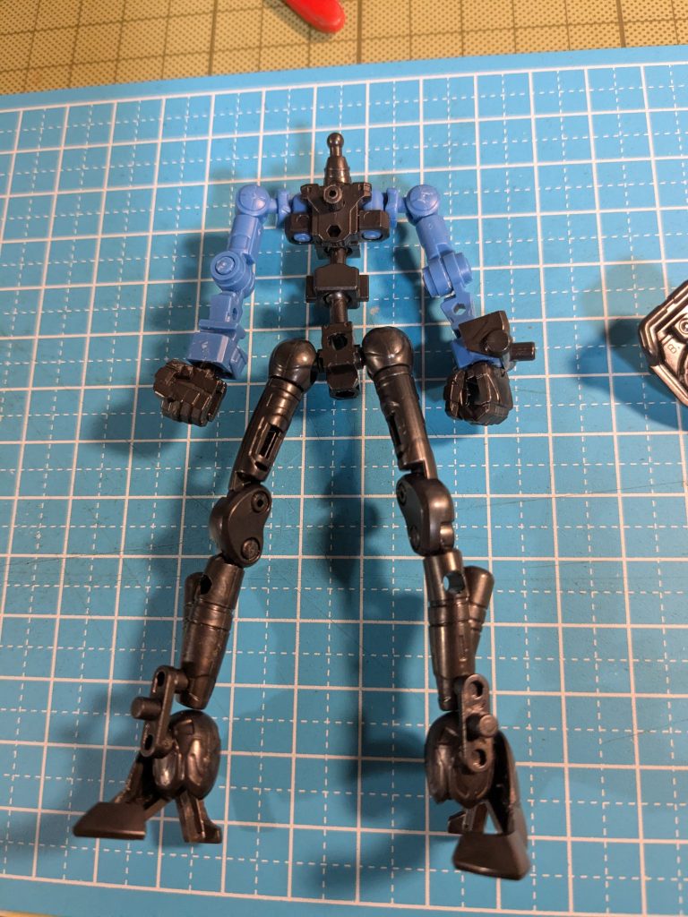 3mmジョイントですが、足首、脚、腰の前後、胸、腕のシールド装備と、意外にジョイントはあったりします。