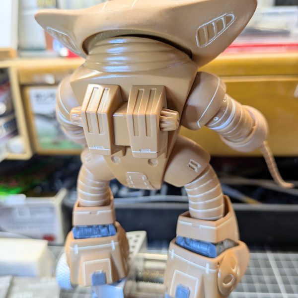 アッグガイ進捗👍️３日目。年末年始はまるっと仕事だったので、なかなか触れず💦パーツ分割はほぼ完了です。ヘッドパーツの取付穴を5ミリ程後方へズラして若干背が伸びました。旧キットなのでディテールは皆無😅ヘッドパーツを少々弄って口部のスリットパーツの作り替えやスジボリを行いました👍️（4枚目）