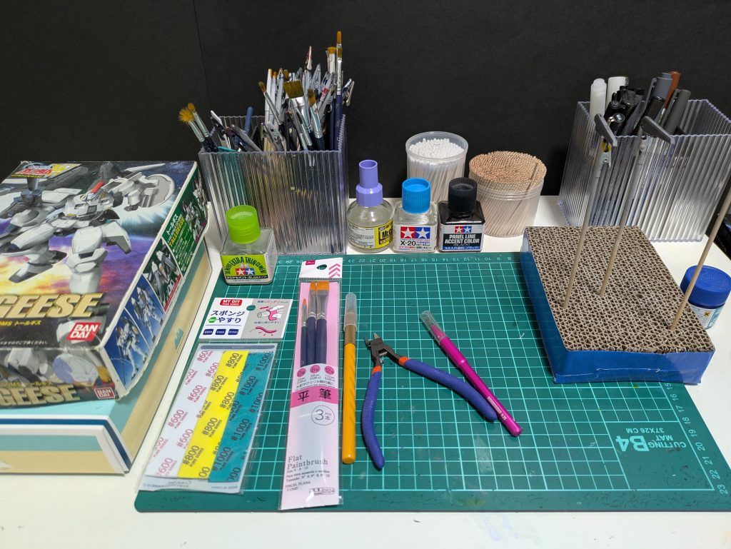 道具は100均も多いですね筆、プラ板、ヤスリ、ネイル用ピンセットなど模活で使えそうな商品を発見すると嬉しくなり買ってしまう人です😆スタンドは「猫の爪とぎ」を100均で購入し切ってガムテを貼っています