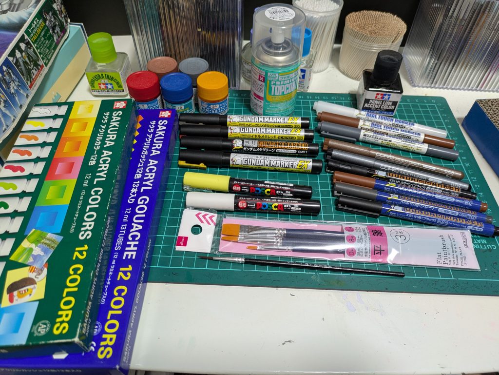 スミ入れは流し込みができるところは『PANEL LINE ACCENT COLOR』って書いてるやーつ💦つけすぎるとたまにプラが割れますw流し込めない細いところは（スジ彫りしないので）『コピックの0.03mm』茶色もあります太いライン、他『ガンダムマーカースミ入れペン』です！塗料いろいろ（一部です）筆は100均の平筆（0号、8号）とAmazonで買った50本くらい入った細い筆です100均のネイル用の筆も良かったです！トップコートは缶スプレー（基本つや消し）マット感が好み✨️あとウェザリング道具ですねリアルタッチマーカーとぼかしペンドライブラシは平筆の先を半分くらい切って使ってます✂️ウェザリングマスターも使ってますが見つからない💦💦&nbsp;【ウェザリング】さてガンプラですが最初にはまったのはウェザリングですなんでもすぐやりたくなる人です😆ということで初めてのウェザリング…