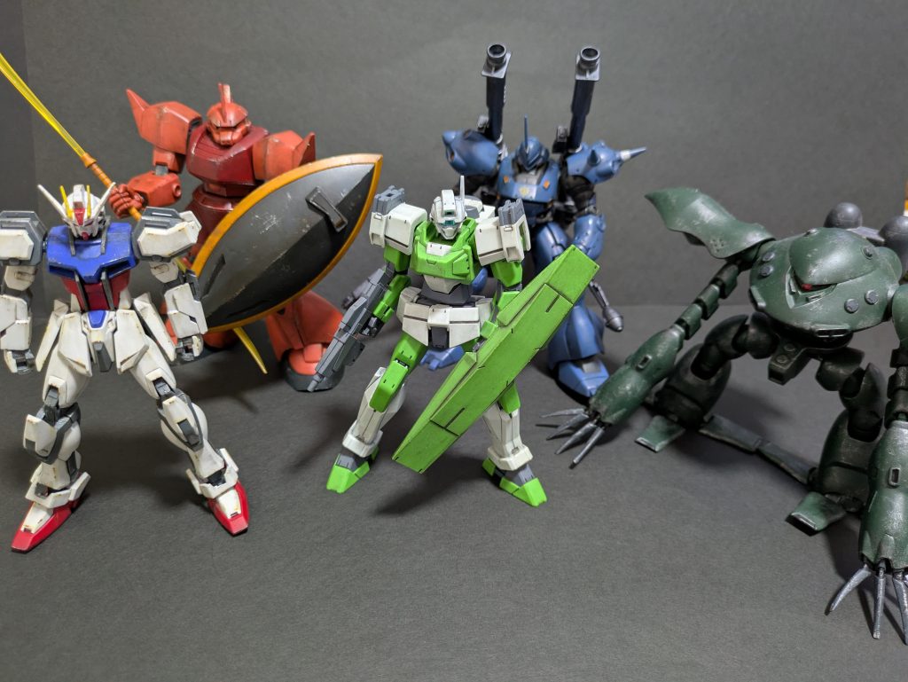 〜汚された人たち〜シャルドール、ケンプファーはリアルタッチマーカーを塗ってティッシュでふき取りました。シャルは濃い目のグレー、ケンプは茶色ですねストライクはマーカー点付けしてぼかしとドライブラシです写真ちっちゃいので過去投稿で見ていただけたら😁塗装環境がない私は成形色でもおもちゃ感が消え、時短なウェザリングにはまっていました✨️現在では『リアルタッチマーカーふき取り、ドライブラシ、つや消し仕上げ』が定番になりました&nbsp;【塗装】何故かは忘れましたが旧キットを作り始めました。塗装が必須でしたので塗装も試みましたいろんなことをしたくなる人です😆ガンダムマーカーを使用してみましたが全塗装となると‥ガンダムマーカーエアブラシシステムは使ってみましたが調色できないし当時は色も少なく数回で終了しました。スプレーの距離感も難しかったです（缶スプレーも）