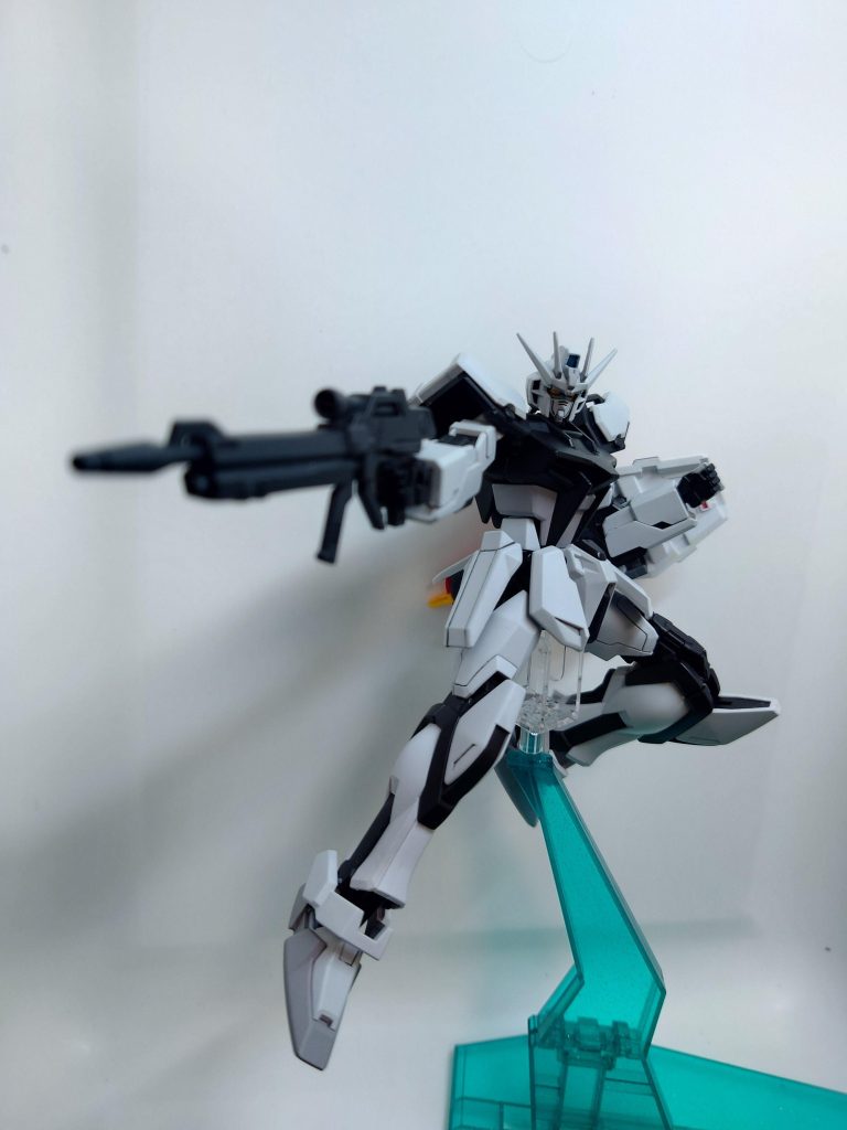 スタンドがなく、とりあえずポージングできるようにのせているだけです（笑）