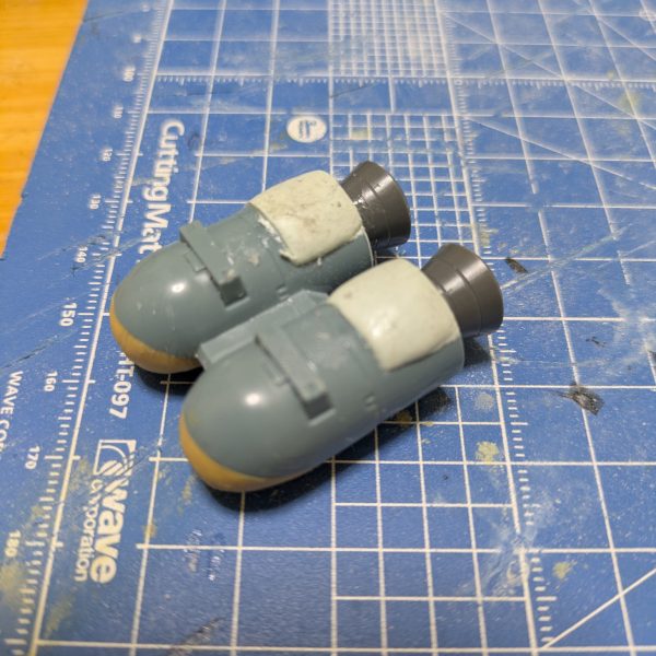 バックパックをガンタンクのバックパックを改造（パテ）ひざを鋭くカッコよく改造しました。（2枚目）