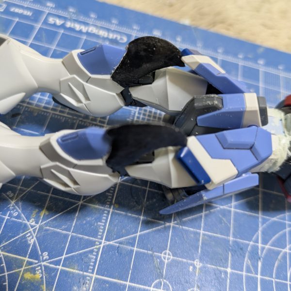 バックパックをガンタンクのバックパックを改造（パテ）ひざを鋭くカッコよく改造しました。（3枚目）