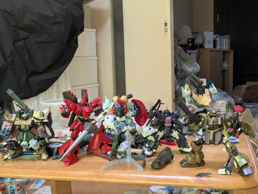 作品名：製作途中の集合写真<p>5機体の右奥にいるザメル風モビルスーツはまだしっかり上げれるかたちになってないのでなんとなくうつってます💦 今休み2日目YouTubeを横目に改造どうしていくか模索中です。 更に部屋も少し片付けながら久々の三連休満喫中で [&hellip;]</p>
