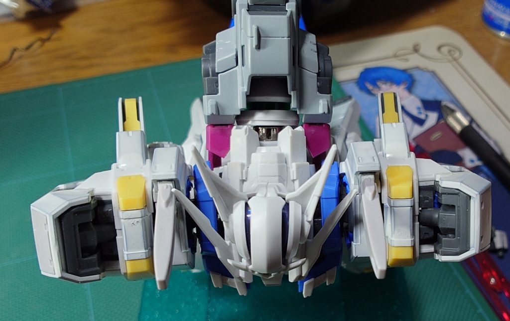 まだつけきれてないパーツがあるんですけど、とりあえずこれがひとまずの完成ということでほんとはもう少し背中に引っ付けたかったけどそうすると肩アーマーに干渉するのでこれが限界でした