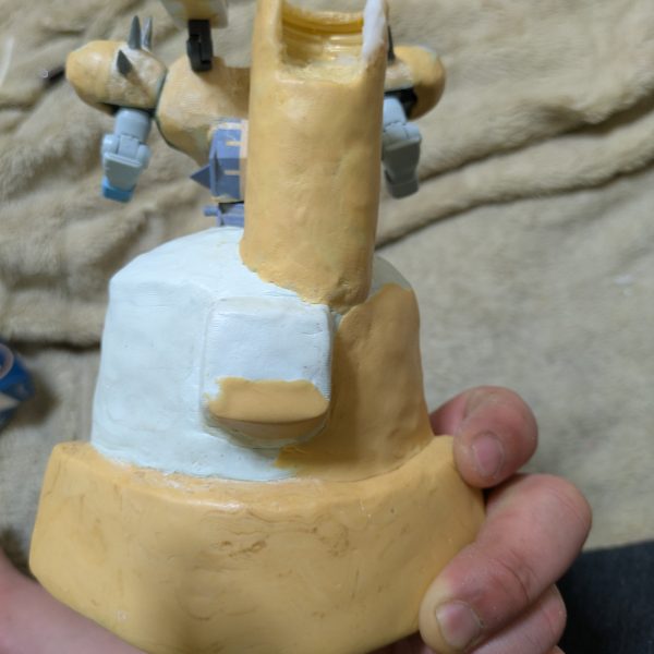 去年のいつからかから（笑）忘れましたが（笑）ザクIIを大人になってから素組して何ヶ月？かしてザメルというモビルスーツを何回か見たことはありましたが興味はなかったのですが,「ガンプラ　改造」で画像検索していたところザメルの改造画像が出てきて物凄くカッコよく見えて興味を持ち,ガンプラとして売ってるか探しましたがROBOT魂や昔のキット？とかである？みたいな感じでHG等ガンプラとしては売られてなかったので,YouTubeで検索してザメルに寄せた他のガンプラ素材を使ってつくる動画を観てこれだ✨️✨️✨️ということで,&nbsp;話長々すみません🙇💦本題💦今からかよということで💦覚えてる範囲で,↓使ってる素材が↓グフ（カスタムの）フライトタイプ←胴体と腕と脚部&nbsp;ガンダムビルドファイターズのオプションパーツセットガンプラ06（ヴァリュアブルポッド）↑顔と腰ペットボトルのキャップ3つ＋パテ（板状の2枚ねり合せるタイプ）←砲台他ほぼパテ造形他コトブキヤのウエポンユニット等で只今製作中でございます🙇&nbsp;ああしたいこうしたいがどんどん構想が止まらずなるべく安くつくろうとしてますが💦何よりもお金が💸かかってる気がします💦いつ完成するのか（笑）ガンプラは奥が深くやめられないです✨️只今YouTubeで勉強中です✨&nbsp;（6枚目）