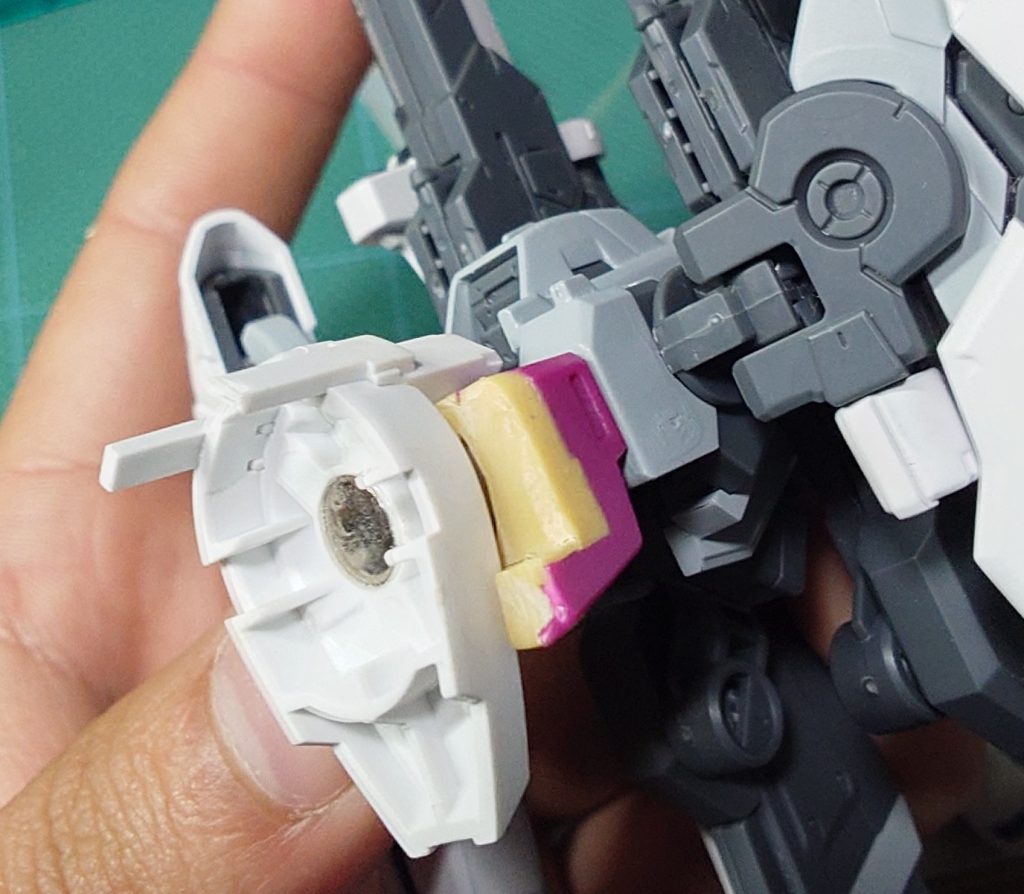 なるべく本体に穴を開けたくなかったので、磁石をアストレアの背面とシルエット側に入れました