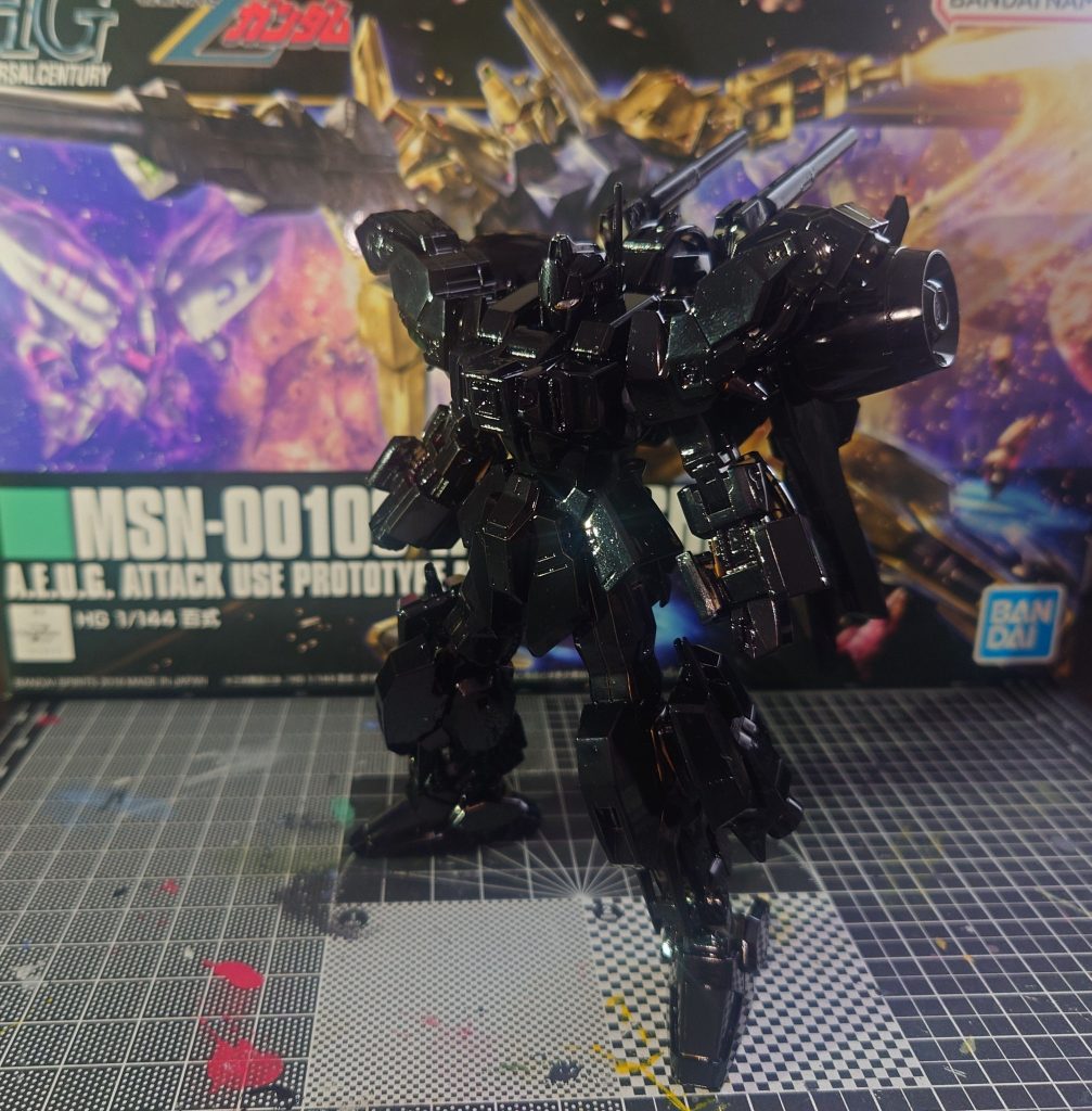 水性ホビーカラーのH2ブラックで全塗装その後、水性ホビーカラーのH9ゴールドとデスティニーレッドで塗装してますこの後、微修正→デカール貼り→トップコート吹く予定が、手が止まってしまいましたwww