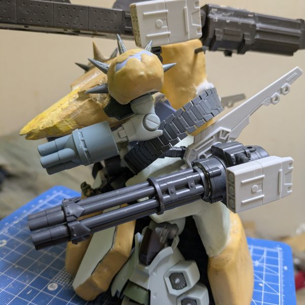 センターのはかまにあと１セットディテールを取り付けてバックパックを取り付けできたらほぼ全体的には仮組み？素組？完成しますがまだまだ　てます‼️‼️‼️このままだとただの直立不動のひく立体造形物になってしまうので…とりあえず形はこうなります🙇報告でございました♪（5枚目）