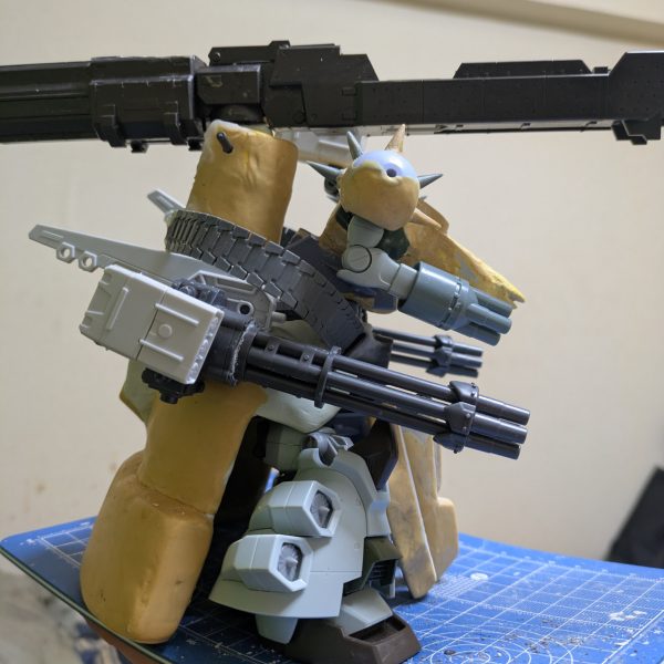 センターのはかまにあと１セットディテールを取り付けてバックパックを取り付けできたらほぼ全体的には仮組み？素組？完成しますがまだまだ　てます‼️‼️‼️このままだとただの直立不動のひく立体造形物になってしまうので…とりあえず形はこうなります🙇報告でございました♪（6枚目）