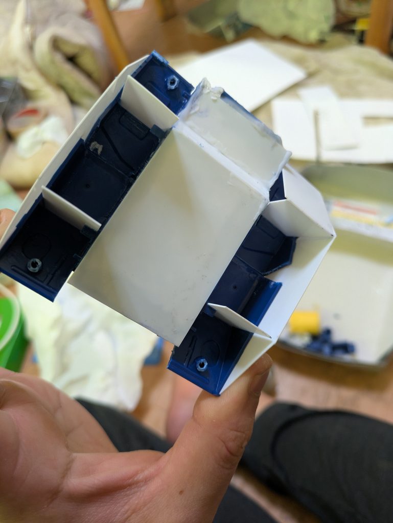 作品名：ザメル製作中〜バックパック製作中〜<p>ガンタンクの頭部,腕,胴体以外を活用して要はキャタピラ（笑）を使ってバックパック製作中です🙇 キャタピラの輪っか？はガトリングの弾帯に キャタピラ本体はバックパック 車輪はバーニア？←言葉が違うかもですが💦 ガンタンクの [&hellip;]</p>
