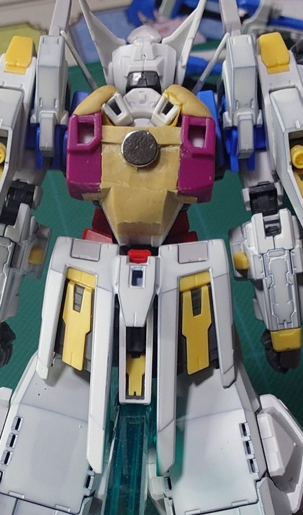 アストレアの背面にマスキングでパテ引っ付かないようにしてパテ盛ってたんですけど、所々隙間空いてますね