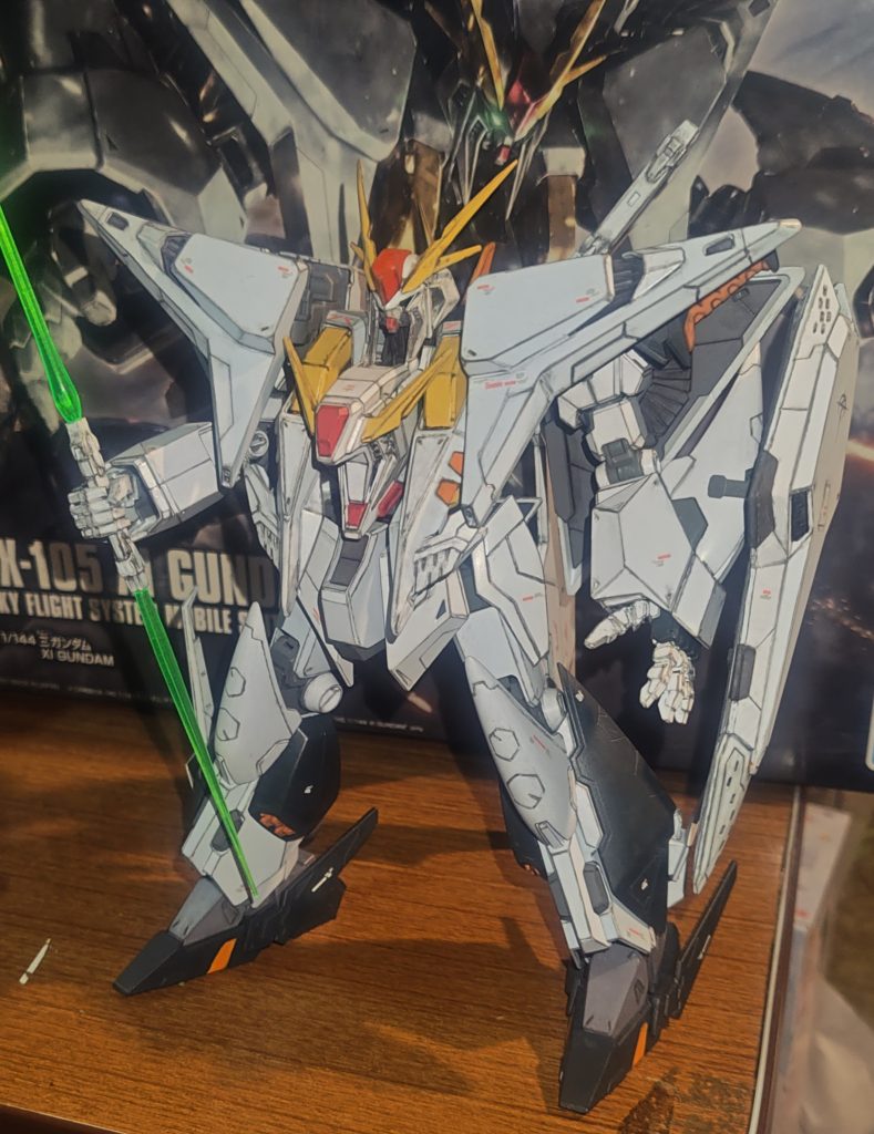 ビームサーベルを構えるクスィーガンダムです😊