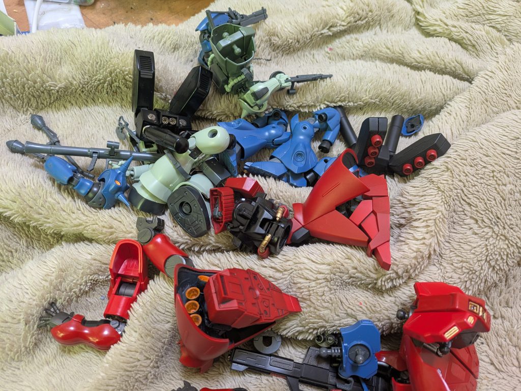 作品名：サザビー　ケンプファー　ザクII　ミキシング難しい<p>無理矢理合わせようとするともうダサすぎてアウトでした💧💧 それでも誰もやらないようなことがしたい‼️‼️‼️ 真似ごとだと達成感がないので💦 あきらめないです💪 これはこれで更にやる気がでるってもんで😤 YouTubeの [&hellip;]</p>
