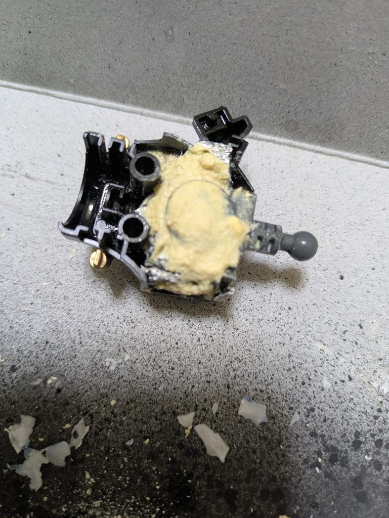 作品名：パテのリサイクル<p>パテで盛ったあと削って出た粉状のパテを集めてとっといたもので新たにパテ埋め固定中 代わりに接着剤の減りが早くなるんですけどね😂 まぁUVパテ高いし量少ないし入手も少し時間かかるので省エネ？になってるんですかね?(ーー;)</p>
