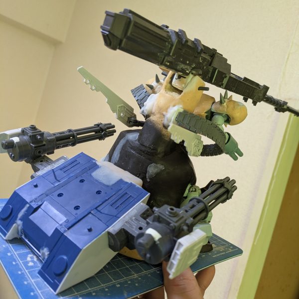 バックパックをつくっていましたが、まぁバックパック？っちゃバックパックですかね?そして羽根🪽？に前は,ミサイルランチャー付ガトリングを装備してたんですが,バックパック？の横に装備することで、重さを拡散して羽根🪽の取り付け部分にかかる負荷を軽減することが出来ました💡まだまだ改造は続く(ーー;)&nbsp;（4枚目）