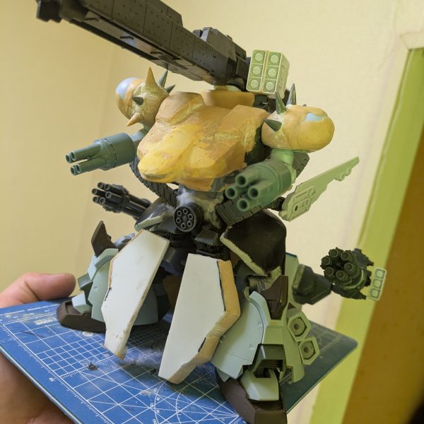 バックパックをつくっていましたが、まぁバックパック？っちゃバックパックですかね?そして羽根🪽？に前は,ミサイルランチャー付ガトリングを装備してたんですが,バックパック？の横に装備することで、重さを拡散して羽根🪽の取り付け部分にかかる負荷を軽減することが出来ました💡まだまだ改造は続く(ーー;)&nbsp;（3枚目）