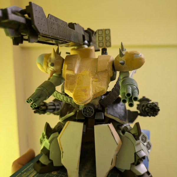 バックパックをつくっていましたが、まぁバックパック？っちゃバックパックですかね?そして羽根🪽？に前は,ミサイルランチャー付ガトリングを装備してたんですが,バックパック？の横に装備することで、重さを拡散して羽根🪽の取り付け部分にかかる負荷を軽減することが出来ました💡まだまだ改造は続く(ーー;)&nbsp;（2枚目）