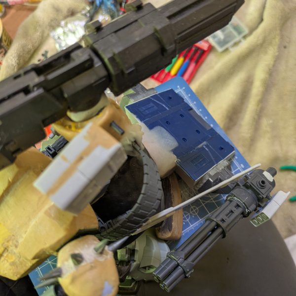 バックパックをつくっていましたが、まぁバックパック？っちゃバックパックですかね?そして羽根🪽？に前は,ミサイルランチャー付ガトリングを装備してたんですが,バックパック？の横に装備することで、重さを拡散して羽根🪽の取り付け部分にかかる負荷を軽減することが出来ました💡まだまだ改造は続く(ーー;)&nbsp;（5枚目）