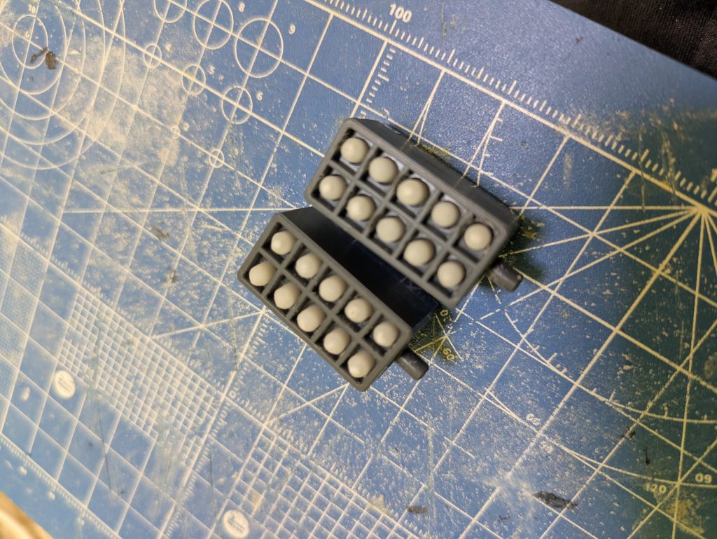 作品名：ミサイルポッドのミサイル作成完了<p>Webの画像を参考にヤスリに3mmプラ棒の先端を丸っこくヤスって長さ合わせして裏側にはプラ板を収まる様に切り取り仮貼りしてキレイにミサイルポッドをつくることができました✨</p>
