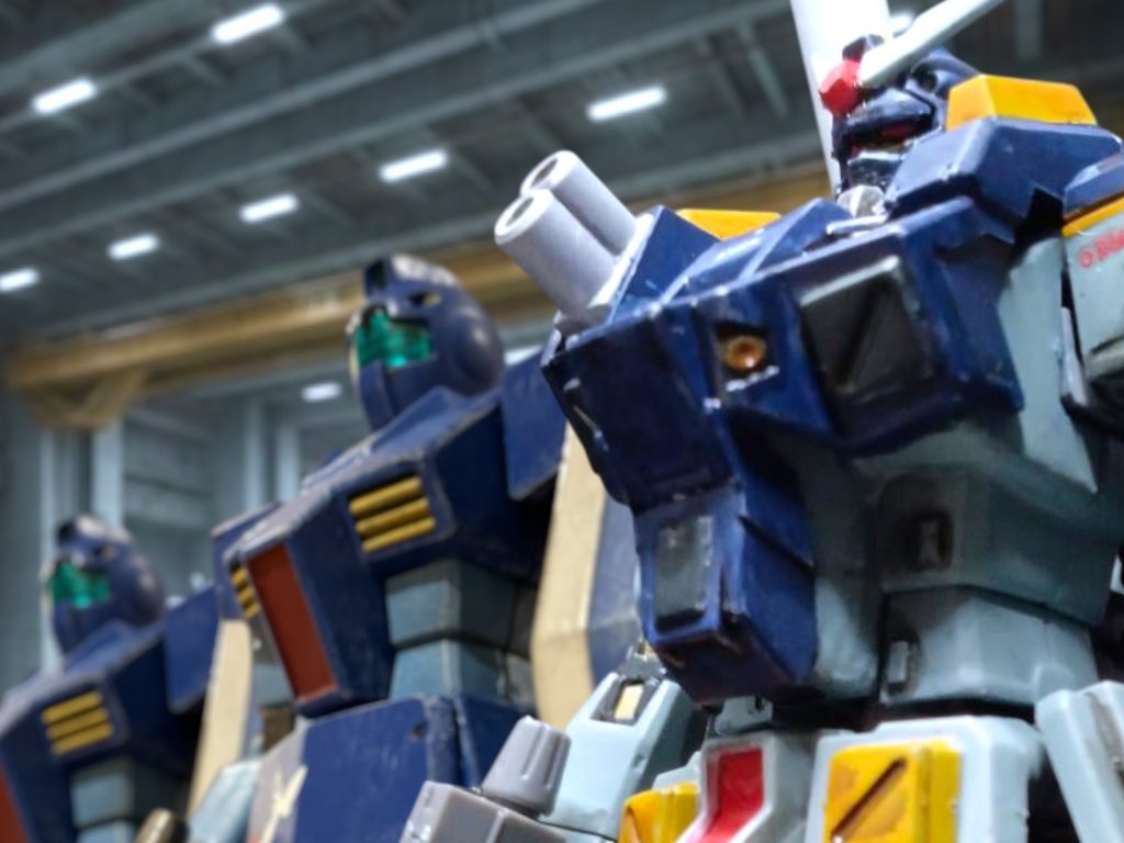 　ア・バオア・クーは１日で陥落した。　戦争は終わった、らしい。　らしいというのは、ジオンの資源衛星基地を包囲する、地球連邦艦隊の包囲網は、依然として厳しいままだからだ。「骨のないヤツらめ。」その艦隊の中で、愛機の青いガンダムを見上げながら、地球連邦軍のデニー・マイセン・ライオス大尉は毒づいた。ガンダムを受領した瞬間と言って良かった。ア・バオア・クーの陥落が知らせに入り、出撃は中止になった。せっかく受領したガンダムも、性能を試すこともなく戦いは終わってしまった。