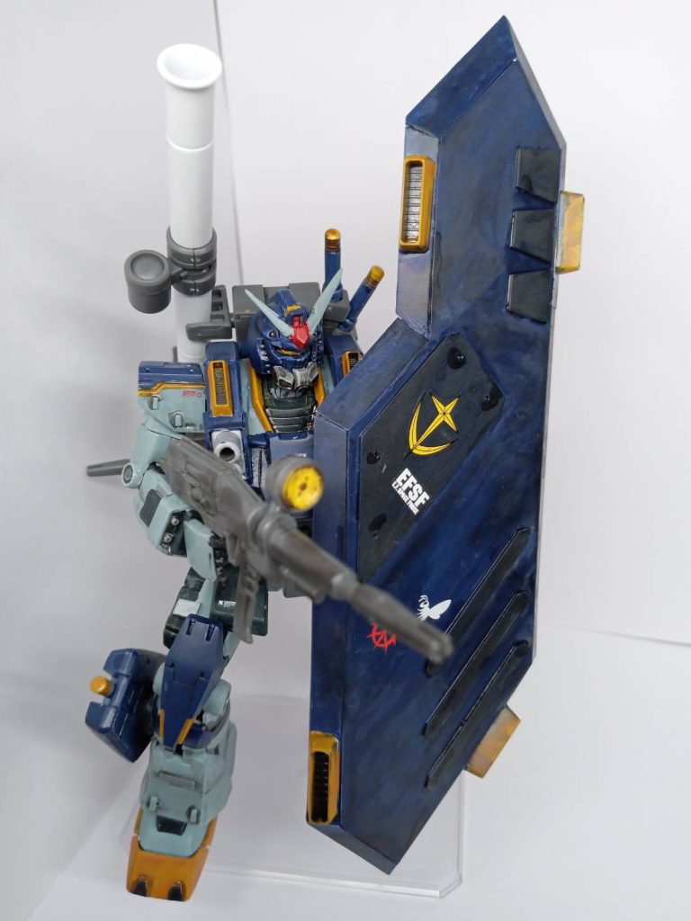 ミドルアーマー・ガンダム連邦の蒼壁の鬼神ことデニー・マイセン・ライオス大尉の愛機で、一番の特徴は巨大なウォールシールドです。相手の一撃を受けてから反撃をするという戦闘スタイルを好み開発部に注文をつけて装備させたようです。