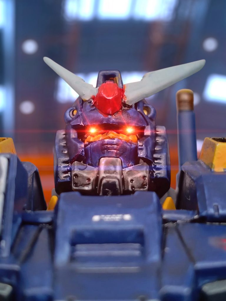 　マイセンは、専用の青いノーマルスーツを素早く着こむと、MSハンガーに駆けだした。無重力になっているMSハンガーの、地面を蹴ってコクピットに取り付く。「大尉、非番じゃあ！？」メカニックが驚いて声をあげる。「宇宙の彼方に、飛び出していった小娘の護衛だ。もしジオンのヤツらが仕掛けてくるなら、味方が多い方が良いだろう。」　火を入れろ！と叫ぶと、コクピットハッチを開けさせ、滑り込む。『我々が出ていくことで、却って敵を刺激することもあるのでは？』　ローワンが通信を送ってくる。案外、冷静で、戦略眼も確かだ。「それならそれでいい。そういうヤツらは遅かれ早かれ、どこかでハジける。」『違いますね。大尉のねらいは、むしろ、それでしょう。”ガンダム”の姿を見せて、動揺した相手から手を出させる気だ。』（分かっていやがる——。）だから、青白い顔をしたこいつを、傍に置いているのだ。馴れ馴れしく肌に触れ、吐息を感じるような距離で囁いてくるのは虫唾が走るが、パイロットとしての腕と思考は確かだ。「そういうことだ。各機、臨戦態勢で”ガンダム”に続け。」開けろ、とマイセンはオペレーターに通信を送る。