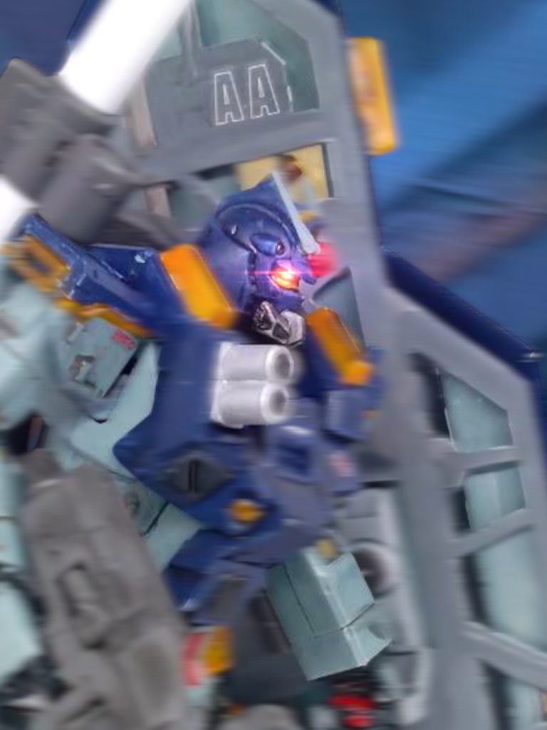 　マイセンは、モニターの隅をちらりと見る。機体に持たせた盾の裏面には