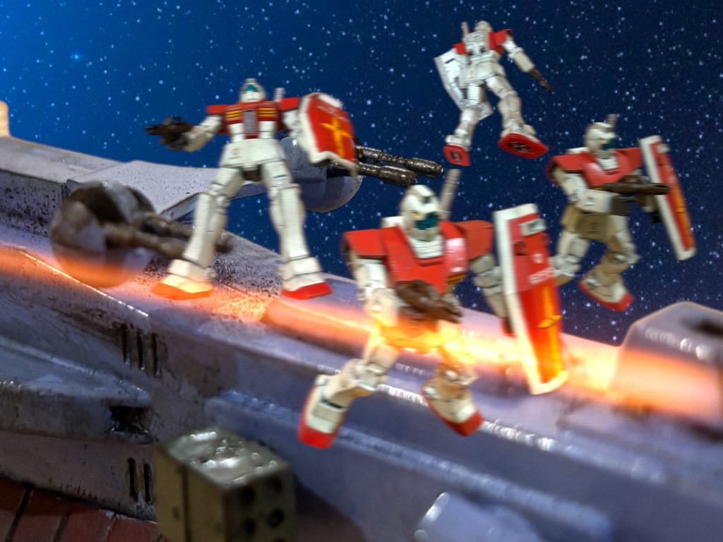 　サラミスに追いつくと、宙域は特濃のミノフスキー粒子で、味方との交信もままならない状態だった。だが、サラミスから微かに発されている通信から、あの小娘の歌声が聞こえる。途切れ途切れで、まとまった楽曲には聞こえなかったが、あれはまさしく——（”アメイジング・グレイス”——！！）　あの歌を聞くと、眩暈がするのだ。　怒りで沸騰した頭が、視界を黒く塗りつぶすような感覚に陥る。　ノイズ混じりでよく聞き取れないことが、不幸中の幸いだった。マイセンは、チッと舌打ちをすると、先行していたサラミスの艦上から、護衛のジムが宙に浮き上がるのが見えた。マイセンたちの増援は聞いていないはずだ。戦闘と勘違いし、動揺して機体を浮かせたのだろう。