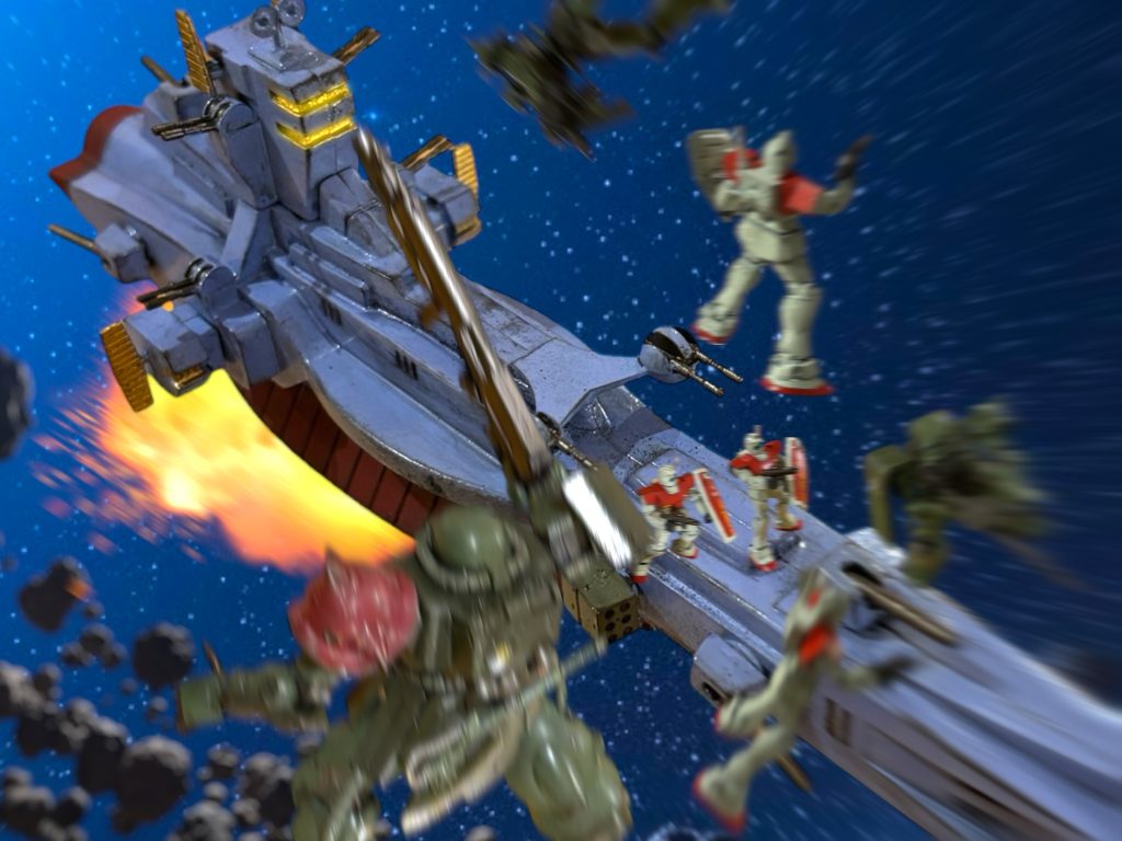 　その様子を認め、ジオンの機体が威嚇射撃を開始する。判断の早い連中だ。流石に、実戦慣れしている。（まだ、いるじゃないか……骨のあるヤツらが！）マイセンは、キラリと目を光らせると、前方にビームを放った。前に出てきた赤い肩のザクは仕留められなかったが、後続の２機を撃ち落とす。　瞬間、熱源が下方から迫った。　それは、マイセンではなく、サラミスを貫いた。サラミスが火を吹くと同時に、艦体の下に潜り込むようにして狙撃する、ザクの姿が見えた。もう１機は、弾幕を巧みにかいくぐり、砲塔を潰していく。加えて、威嚇射撃をしていた部隊も突撃し、MS隊を制圧した。