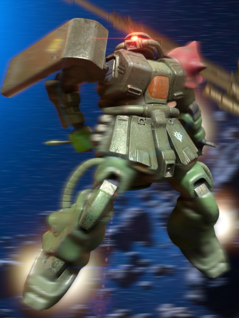 「やるか！？」マイセンは機体を鋭角に方向転換させると、ザクに迫った。ザクは、ライフルを棄て、腰にマウントしたヒートホークに持ち替える。