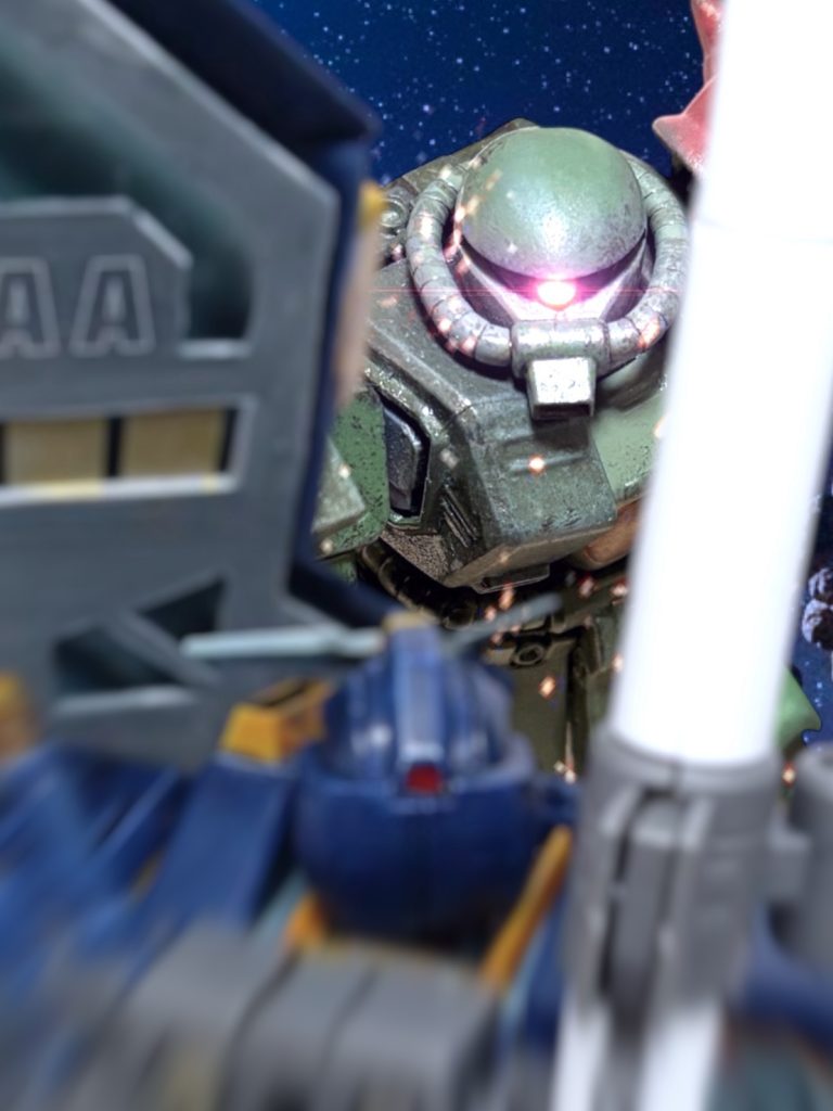 「いい判断だ！」マイセンは叫びながら、ビームを放つが、それも巧みにかわして、ザクは迫った。ほぅ、と、思わずマイセンは舌を巻く。最接近したところでヒートホークを叩き込んできたが、シールドで難なく防いだ。致命打にならないと見るや、敵も即座に距離を取った。（本当に、よくやる——！）マイセンは、思わずその胸が熱くなるのを感じていた。