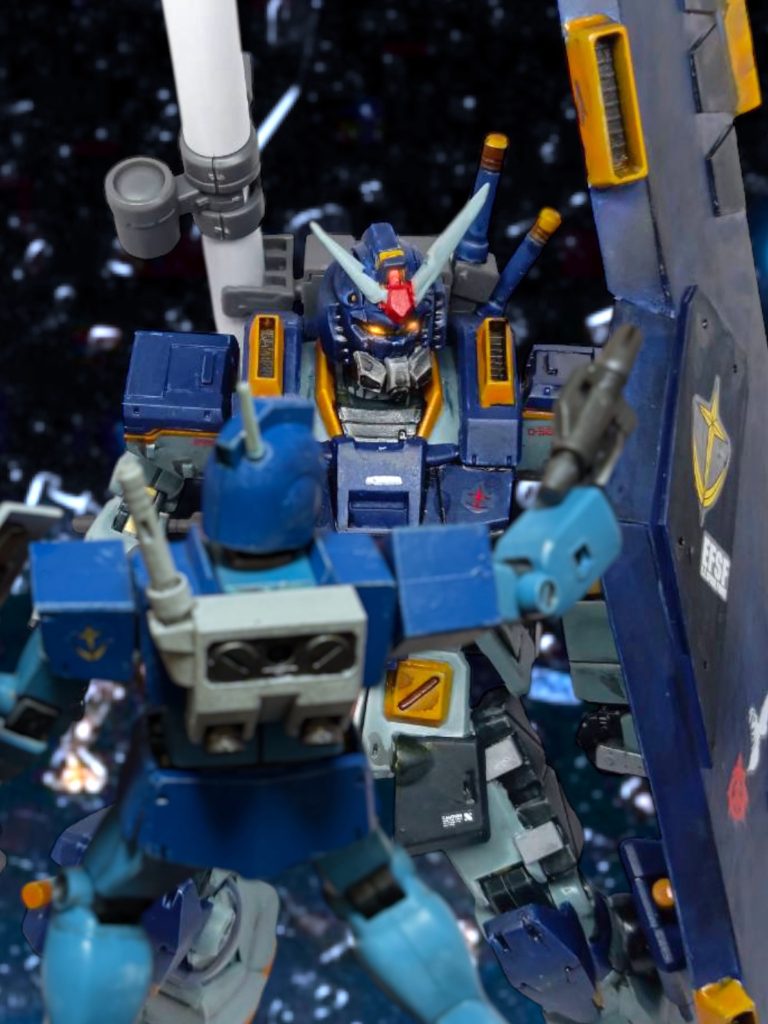 『大尉！』ノイズ混じりの通信に、ローワンの柔らかい声が割って入る。『撤退です！』　追撃のために推進しようとしたところを、昨日のドックのときのように、機体を抱きつかせてくる。「何だと！？」接触回線が開く。クリアな声で、怒鳴りつけた。『敵も退きます！』「ランチを取られたぞ！」怒鳴りながらも、マイセンは冷静にモニターを見ていた。サラミスから脱出したランチが１隻、赤い肩のザクに捕らえられ、連れ去られていく。「取り返す！」『駄目です、もし誤って一緒に撃ち落したら——！』「軍人なら、その覚悟もできていようが！」『”マリア”です！』ローワンが叫ぶと、なに、と、マイセンは青筋を立てた。『乗ってるんですよ、例の