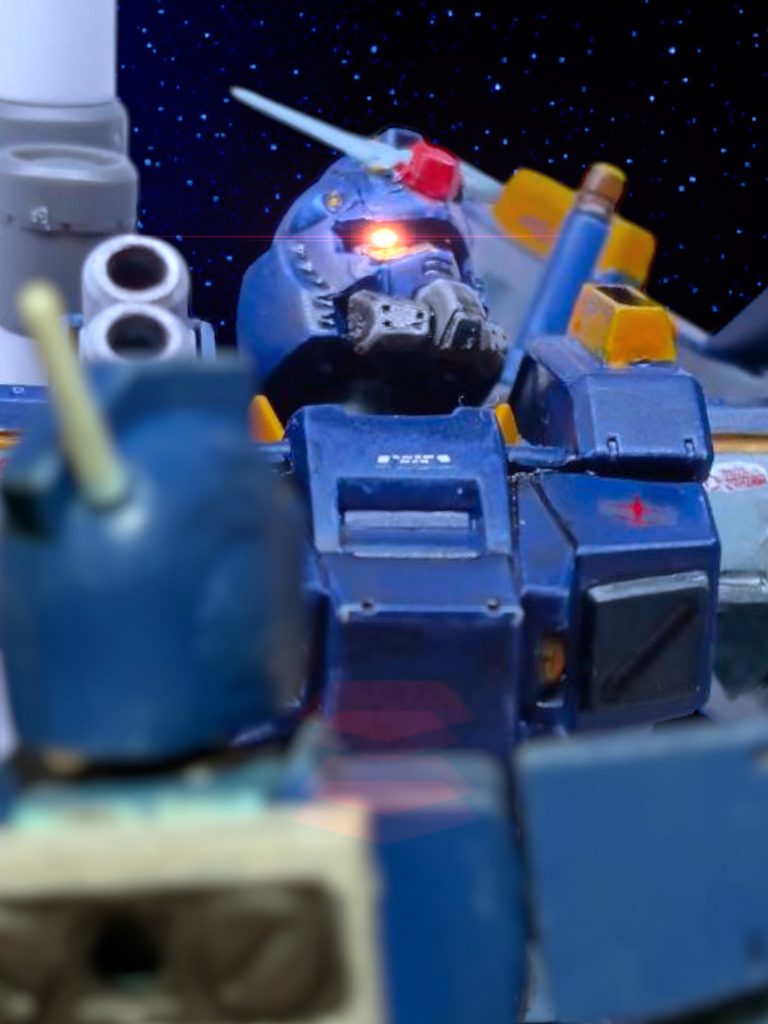 「……小娘がっ！！」ダンっ、と、マイセンは、シートの脇を叩いた。　そして、闇の向こうに消えていくザクを、ただ、黙って見送った。第１話・完◇◇◇◇◇◇◇◇◇◇◇