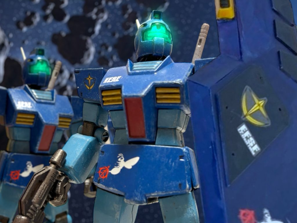 神はいない。 いるのならば、かくも罪深き我ら人類に、とうの昔に鉄槌を下しているはずだ。 UC0079、12月。 ”青鬼”……”蒼壁の鬼神”、と、いつの間にか呼ばれた。 巨大で分厚いシールドと、パーソナルカラーにしていた青のせいだ。「相変わらず、容赦のない戦い方ですね……。」 至近距離からビームスプレーガンを、これでもかというほど撃ち、ぐにゃぐにゃの鉄塊と化したザクの残骸を見て、副官のローワン・ジョウが言う。「徹底的に敵を喰らいつくす……まるで食人鬼(オーガー)ですね。」 そのやり方は、味方も怯えます、と、静かに付け加えた。 別に、構わん。 怯えるのなら、勝手に怯えておけばよい。 わたしは、わたしの戦いを続けるだけだ。 わたしは――憎きジオンを潰す。この手で。 この宇宙で、最も罪深い連中に……神が裁きを下さないと言うのなら、わたしが、この手で――。●●●●●●●●●●●●●●●