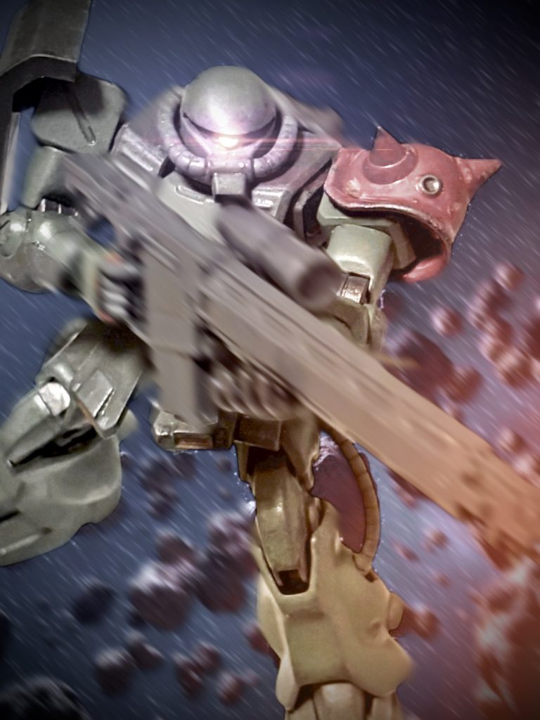 「敵に、腕の立つのがいた。」「赤い肩の連中ですね。」 さすがローワンだ。よく見ていた。「特にサラミスの腹の下から出てきたヤツ。思い切りが良いのに、操縦は繊細でしたね。」「俺の狙いはアイツだ。アイツと、心ゆくまでヤリたいもんだな。」「……。」 マイセンが興奮を滲ませて言うと、ローワンが目を細めてこちらを見ている。女が恥じらうような顔つきだった。「何だ?気色悪い顔はやめろ。」「言い方です、大尉。品がない。」「むっつりが。発想に品がないのはどっちだ。」 マイセンはふと、先ほどの白い背中を思い出す。「……お前、どっち派だ?」「その聞き方自体、お考えが、古い。」 まあ、仕事さえきちんとしてくれれば、どちらでもいいことだ。 大して意味のない会話を打ち切り、マイセンはハンガーに出た。まずは、機体の調整からだ。「