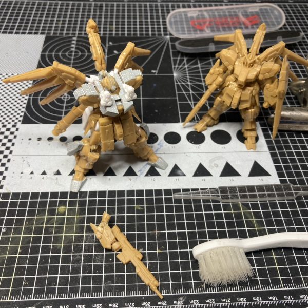 コラボ用の機体が実は完成しきってないんで、ちょこちょこ触りつつ、MADさんがHIv触りだしたの見て嬉しくなりまた再開。HWS装備、足の接続の1mmネオジムが弱く2点止めに変更。胸部のミサイルみたいなの、位置がオリジナルと全然違うけど誇張した感じでいいかと自分を言い聞かせる。肘の可動、後ろ側のふんどしHWSの重ね着接続、あと、すねの装甲の後ハメ加工、合わせめ消しといったところ。今後の課題、肩と二の腕の接続、HWSのシールドの取り付けどうするか。　改めて見るとなかなかいい具合じゃないかと己を褒める。（2枚目）