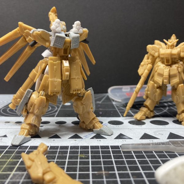 コラボ用の機体が実は完成しきってないんで、ちょこちょこ触りつつ、MADさんがHIv触りだしたの見て嬉しくなりまた再開。HWS装備、足の接続の1mmネオジムが弱く2点止めに変更。胸部のミサイルみたいなの、位置がオリジナルと全然違うけど誇張した感じでいいかと自分を言い聞かせる。肘の可動、後ろ側のふんどしHWSの重ね着接続、あと、すねの装甲の後ハメ加工、合わせめ消しといったところ。今後の課題、肩と二の腕の接続、HWSのシールドの取り付けどうするか。　改めて見るとなかなかいい具合じゃないかと己を褒める。（4枚目）