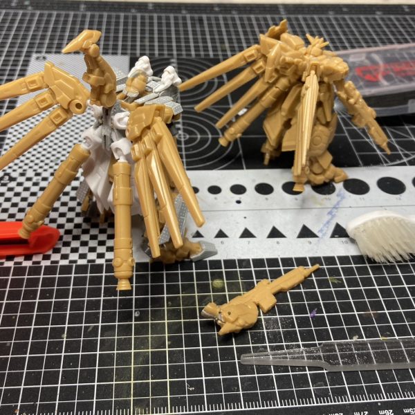 コラボ用の機体が実は完成しきってないんで、ちょこちょこ触りつつ、MADさんがHIv触りだしたの見て嬉しくなりまた再開。HWS装備、足の接続の1mmネオジムが弱く2点止めに変更。胸部のミサイルみたいなの、位置がオリジナルと全然違うけど誇張した感じでいいかと自分を言い聞かせる。肘の可動、後ろ側のふんどしHWSの重ね着接続、あと、すねの装甲の後ハメ加工、合わせめ消しといったところ。今後の課題、肩と二の腕の接続、HWSのシールドの取り付けどうするか。　改めて見るとなかなかいい具合じゃないかと己を褒める。（3枚目）