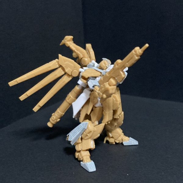 右腕の接続の考察。むずい。二の腕をプラ版積層して形を整えやや延長真鍮1mmで貫通し回転軸設ける。保持力が弱い。まだまだ大きな装備を持たせたい。さてどうしたものか🤔。例えば写3とかね。そう考えるとガチャガチャのこれは優秀だよなぁ。写4とりあえず人型になると安心する😙（2枚目）