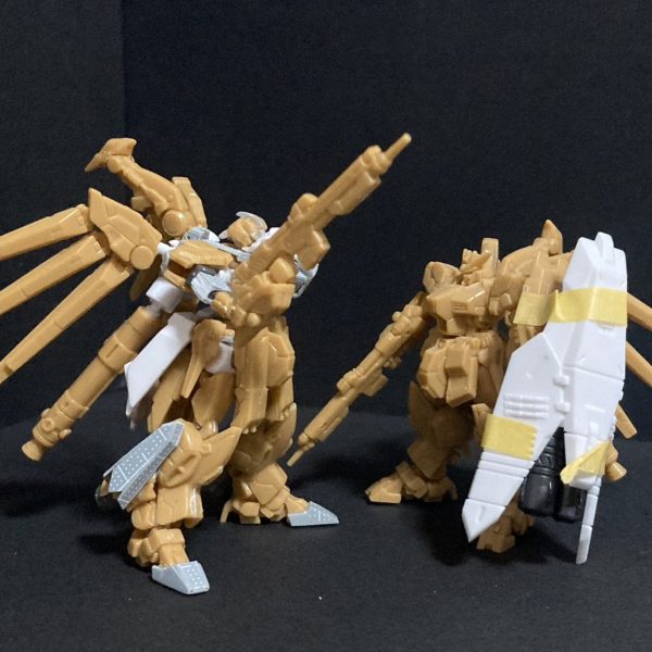 右腕の接続の考察。むずい。二の腕をプラ版積層して形を整えやや延長真鍮1mmで貫通し回転軸設ける。保持力が弱い。まだまだ大きな装備を持たせたい。さてどうしたものか🤔。例えば写3とかね。そう考えるとガチャガチャのこれは優秀だよなぁ。写4とりあえず人型になると安心する😙（3枚目）