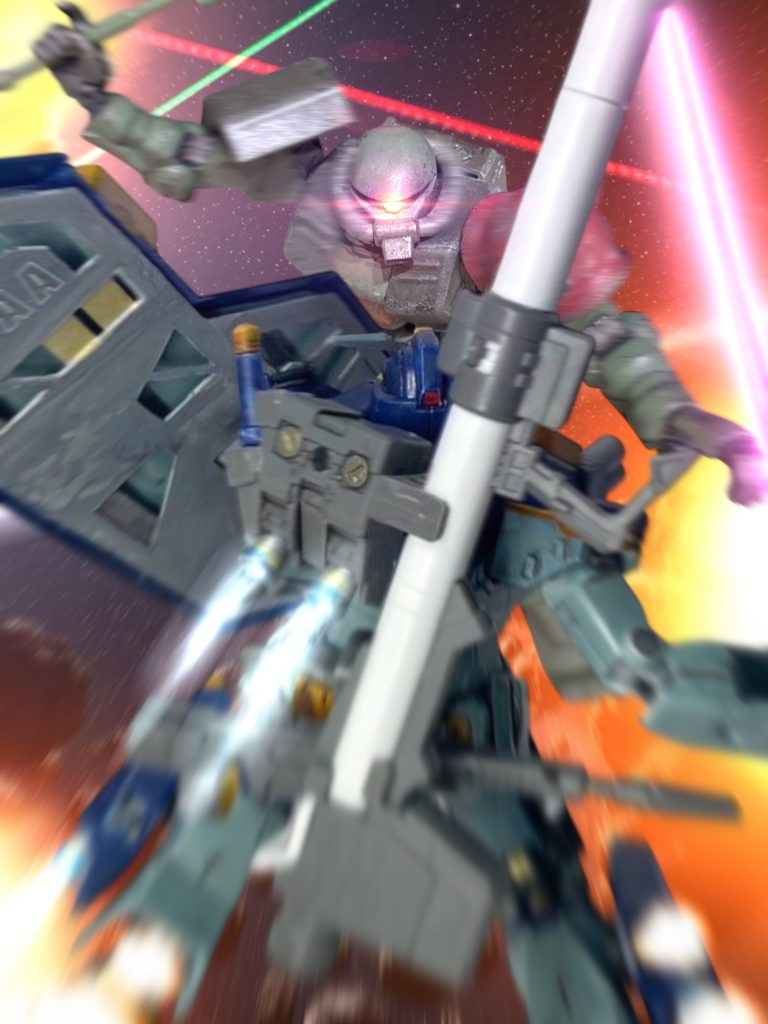 (ヤツと、戦いたいーー。) 戦うことで、この胸を焦がす思いを、伝えられる。そう、思ってしまう。 そうだ。 ジオンへの恨み。家族への愛。 その全てを込めてきたのは、MSでの戦いだ。 マイセンという男の魂は、おべっかにまみれた、薄っぺらい言葉などではなく、戦いの中でしか伝えられない。 自身の未来を託すべき子を喪ったマイセンにとっては、全力を持ってぶつかることのできる相手にしか、その全てを伝えられない。(出てこい、血塗られた赤い肩の……!)マイセンは、愛憎入り混じった意思を、漆黒の宇宙に馳せた。 だが、応えは、ないままだーー。