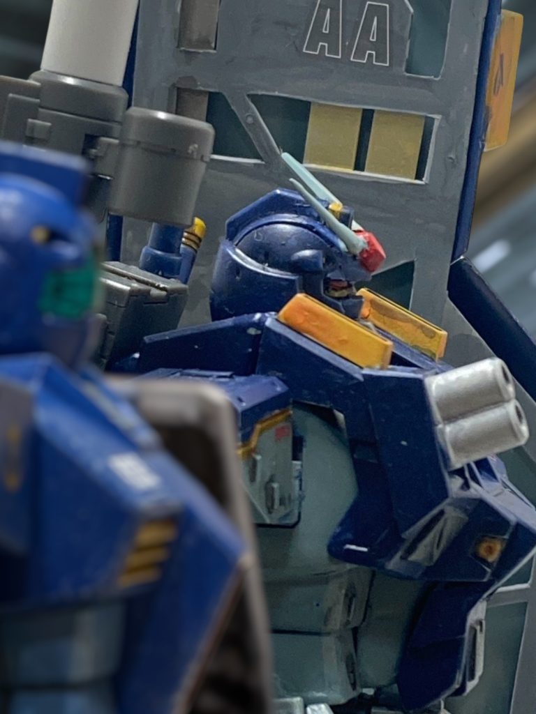 UC080、1月10日。 その日は、朝からマイセンの機嫌がすこぶる悪かった。 理由は、ローワンでなくとも分かる。 オーストラリアのシドニーに、コロニーが落とされた日。 つまり、マイセンが、最愛の家族を喪った日だからだ。 予定通り、ジオン側の宙域から、ザンジバルが1隻、ゆっくりと進んできた。非武装の人員を、ジオン本国へ返す