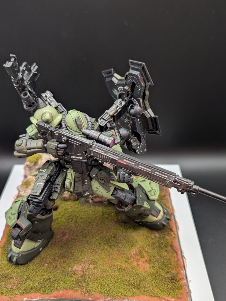 シールドは固定、可動2本のアームで支えています。