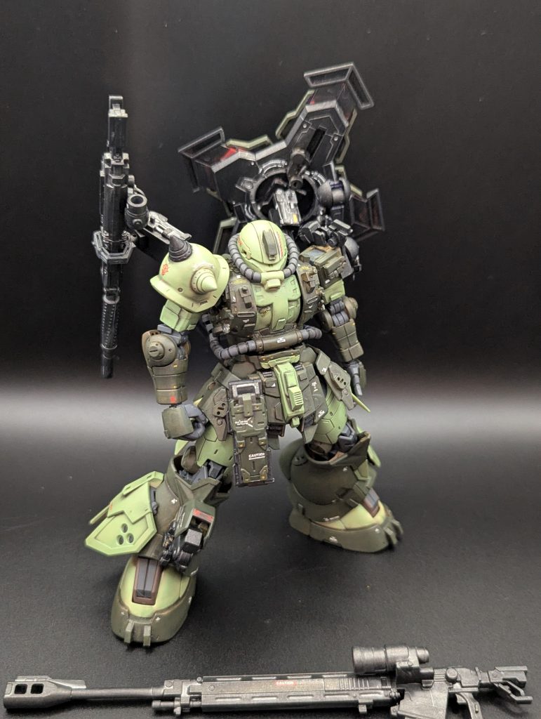 プラ板、アーティファクトパーツでディテールアップ。予備弾倉は腰にマウントし、素早く交換できるみたいにしました！膝もザクスナイパーを真似てみました。あーシールド塗り残しがある(;_;)