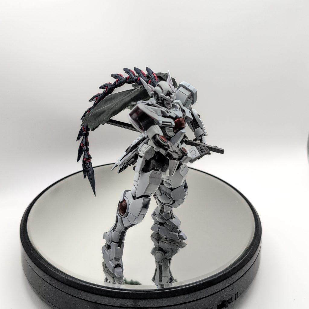 抜刀の構えを。シルエットがだいぶ納得がいっているので白一色でもいい感じに決まっています✨️